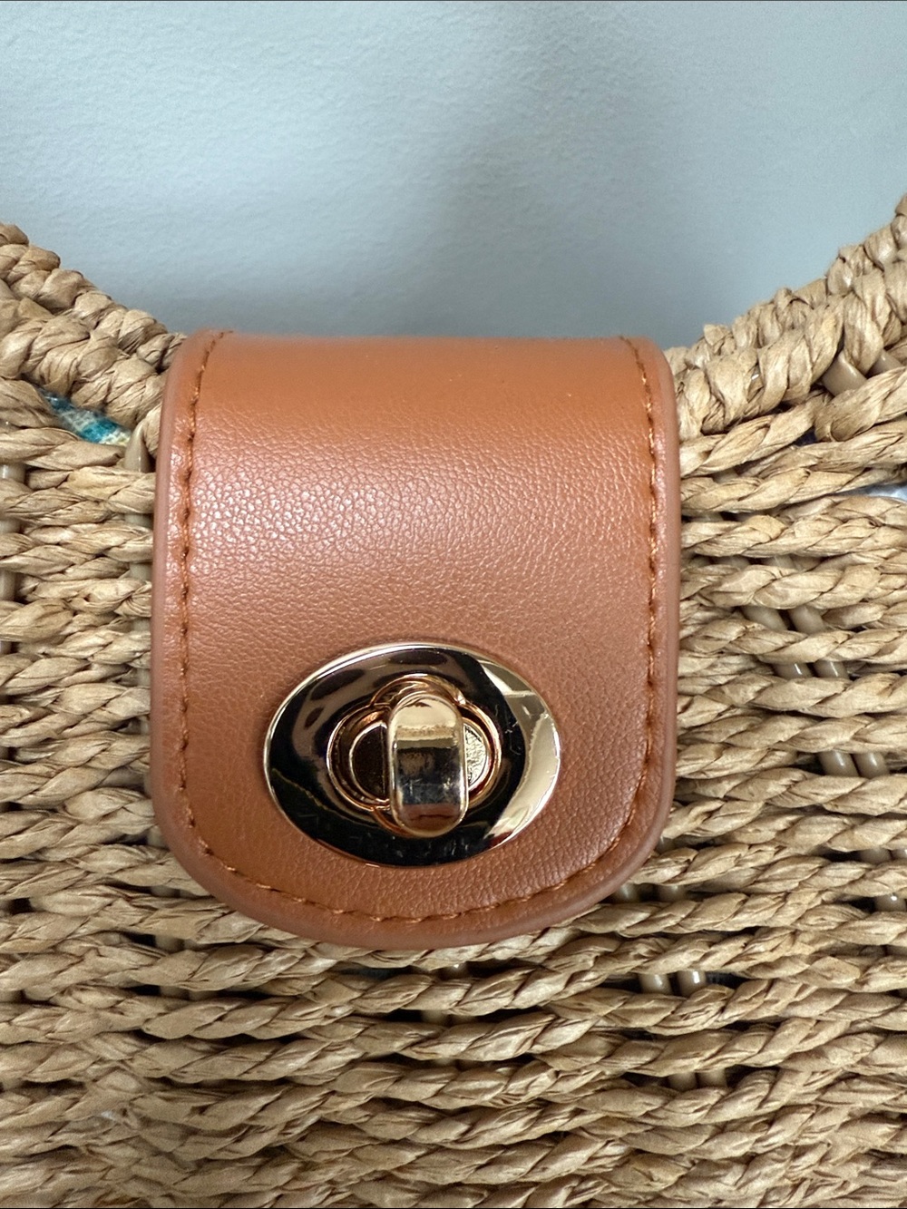 NWT Tommy Bahama Tan Woven Straw Crossbody with Gold Chain Accent - Picture 2 of 10
